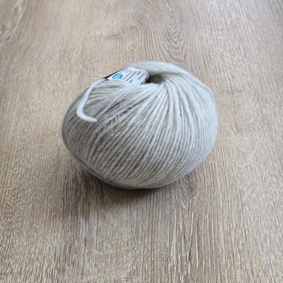 Happy Sheep 100% Wool Yarn 100g Light Grey Worsted Weight 175 yds New With Tags - Picture 4 of 7